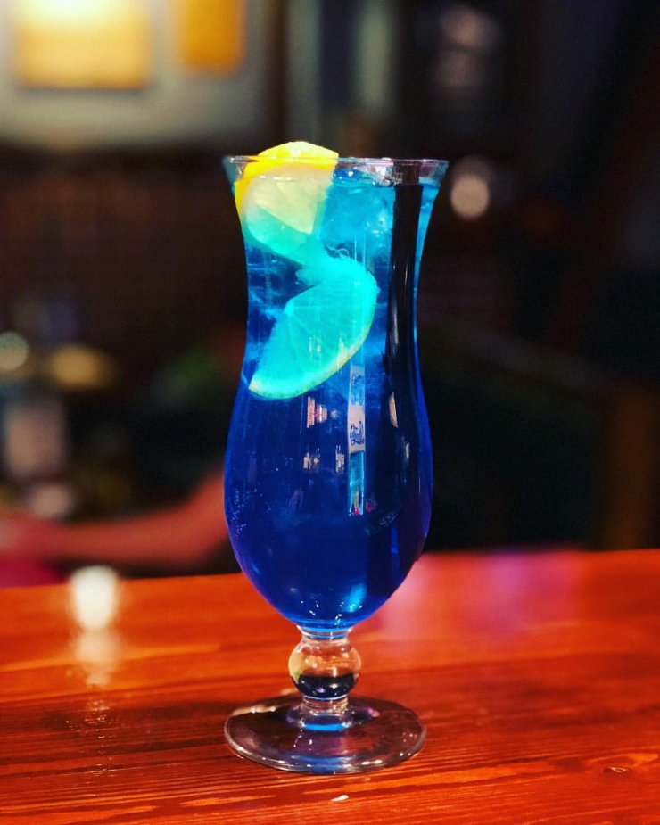 Коктейль алкогольный с сиропом голубая. Блю Гавайи коктейль. Коктейль голубая Гавайя. Голубой Гаваец коктейль. Голубые Гавайи коктейль состав.