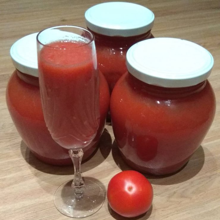 Как приготовить томатный сок в домашних. Сок из помидор. Томатный сок домашний. Томатный сок на зиму в домашних. Томатный сок из помидор.